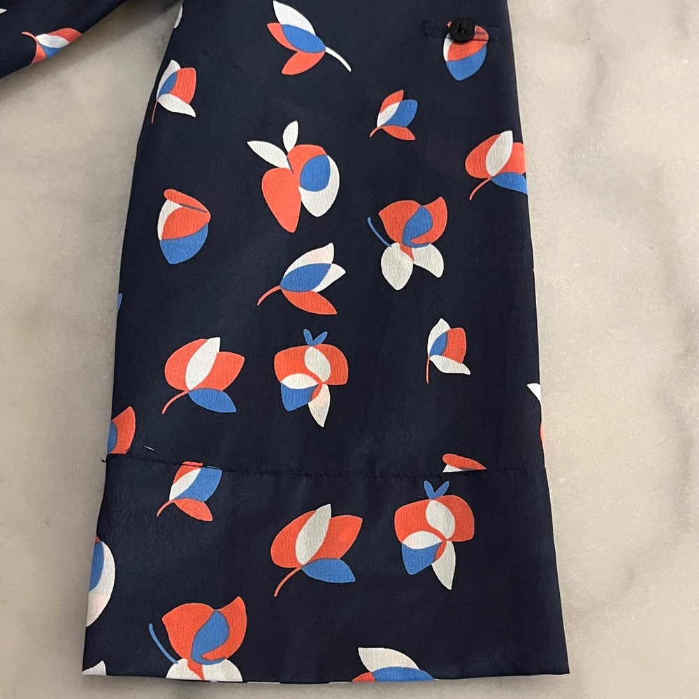 🎈Pixley Navy V Neck Floral Blouse🎁Bundle up to 5lbs for $20 Sale 📦 - Picture 4 of 13